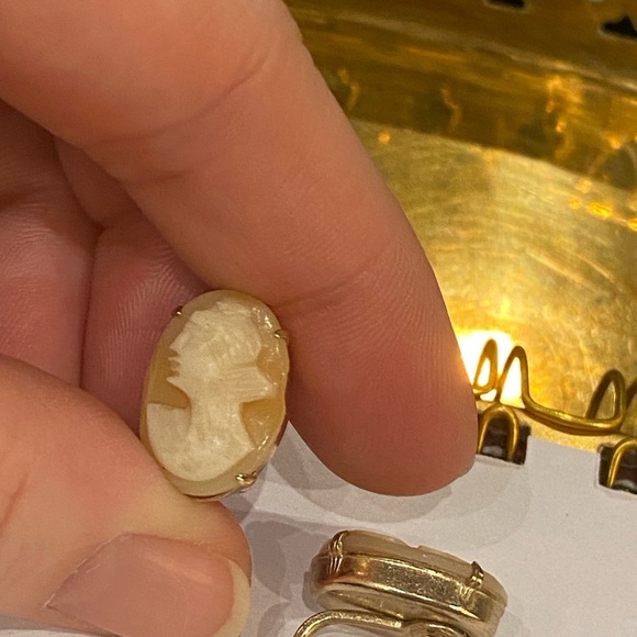 Vintage Cameo Screw Back Earring - Picture 5 of 6